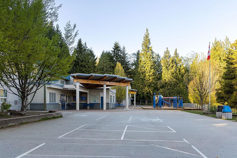 3665 Rutherford Crescent North Vancouver, BC - 36