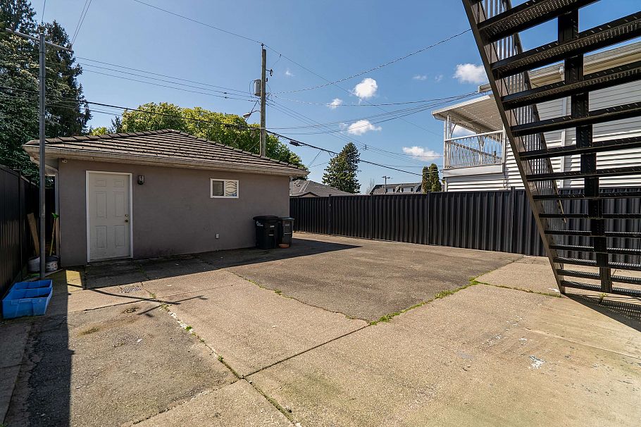 592 E 50th Avenue Vancouver, BC - 9