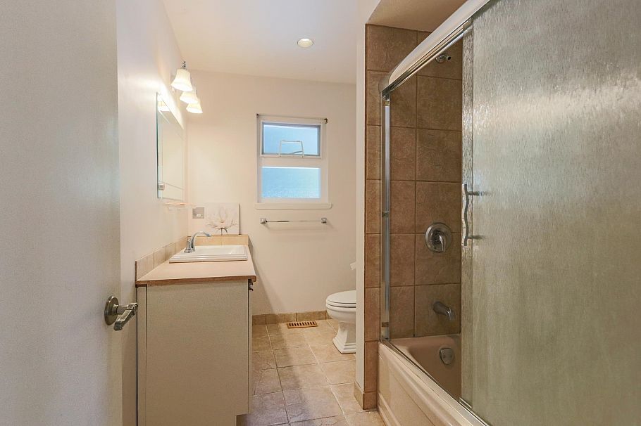 1352 E 16th Street North Vancouver, BC - 17
