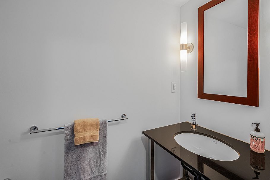 207 122 E 3rd Street North Vancouver, BC - 10