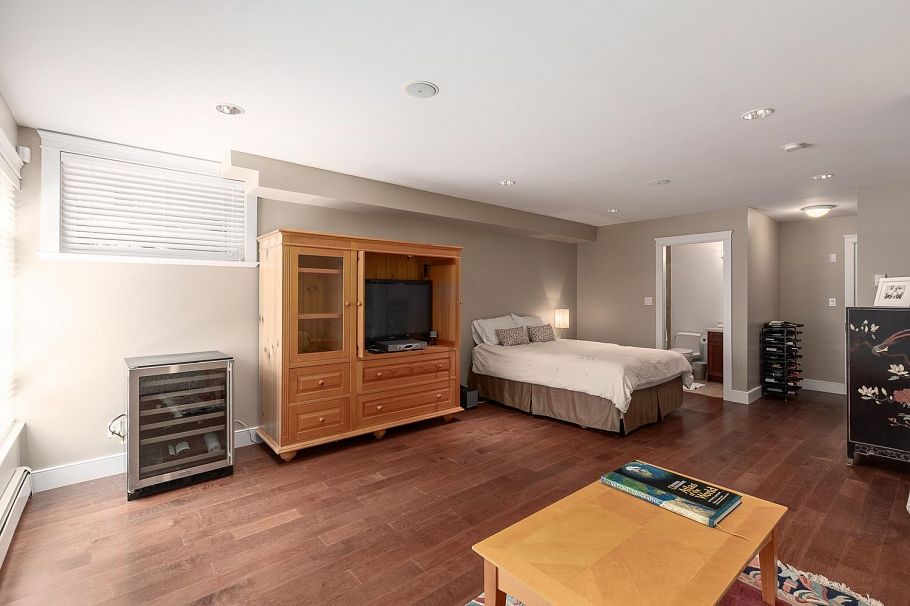 227 E 17 Street North Vancouver, BC - 29