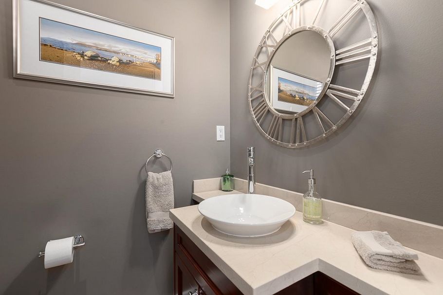 227 E 17 Street North Vancouver, BC - 10
