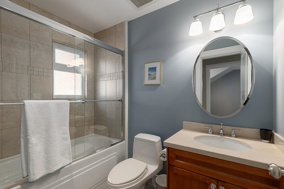 227 E 17 Street North Vancouver, BC - 26