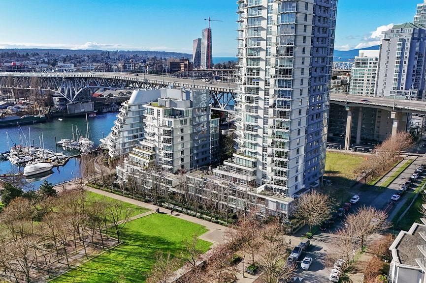 TH105 638 Beach Crescent Vancouver, BC - 1