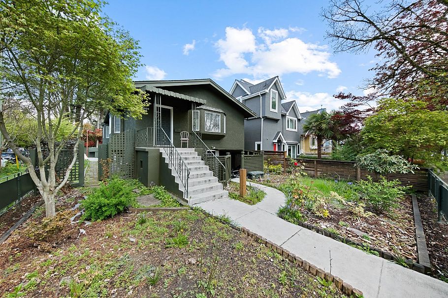 3099 W 6th Avenue Vancouver, BC - 2