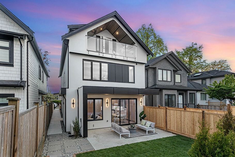 2 165 E 45th Avenue Vancouver, BC - 1