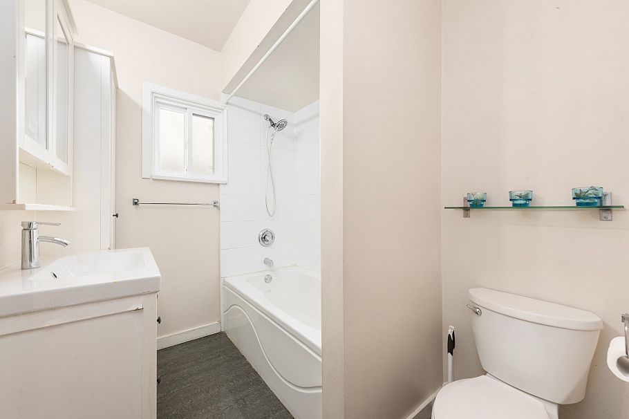5556 Earles Street Vancouver, BC - 11