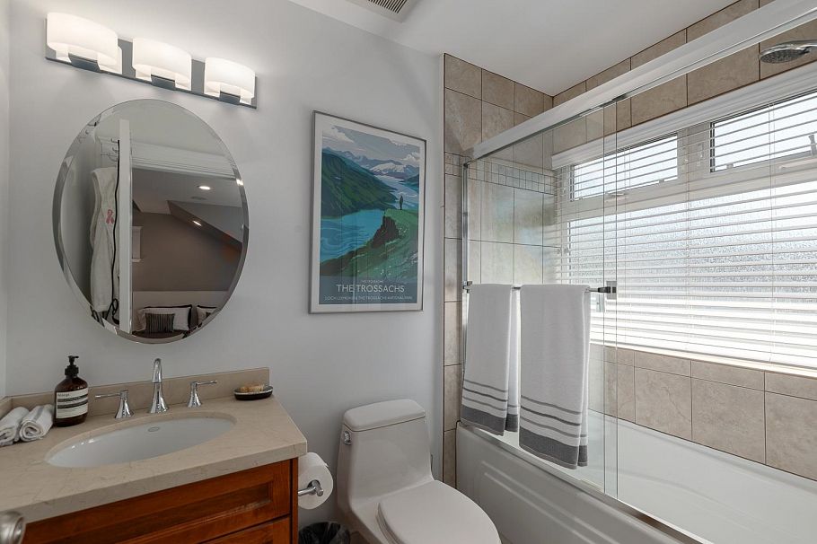227 E 17 Street North Vancouver, BC - 23