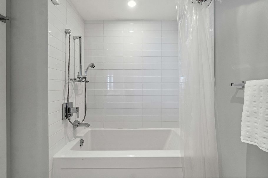 901 1320 Chesterfield Avenue North Vancouver, BC - 24