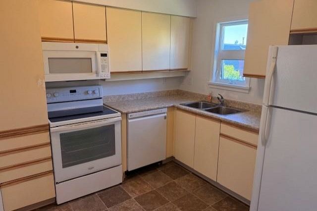 322 121 W 29 Street North Vancouver, BC - 4