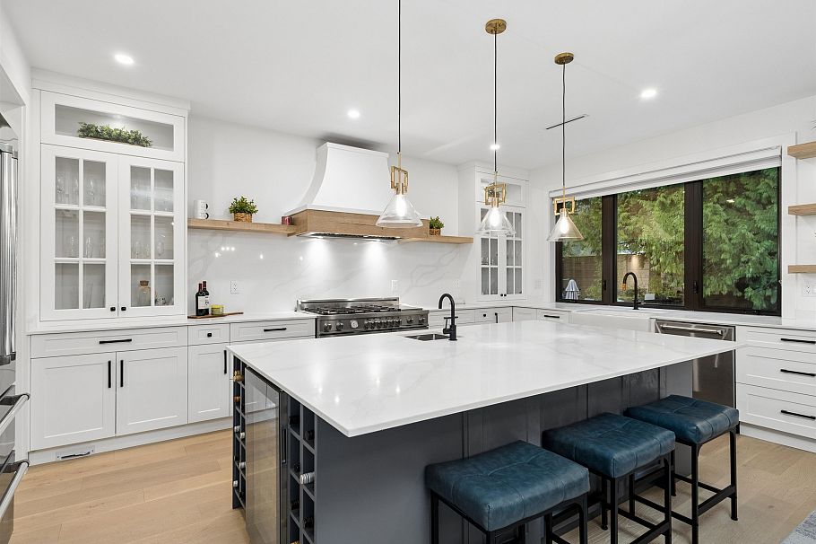 1260 Plateau Drive North Vancouver, BC - 2