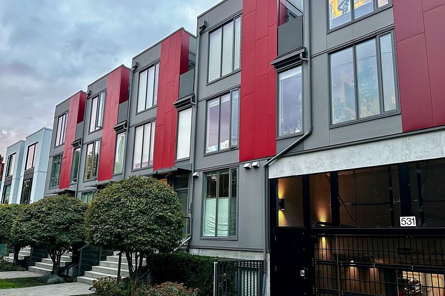 8 531 E 16th Avenue West Vancouver, BC - 1