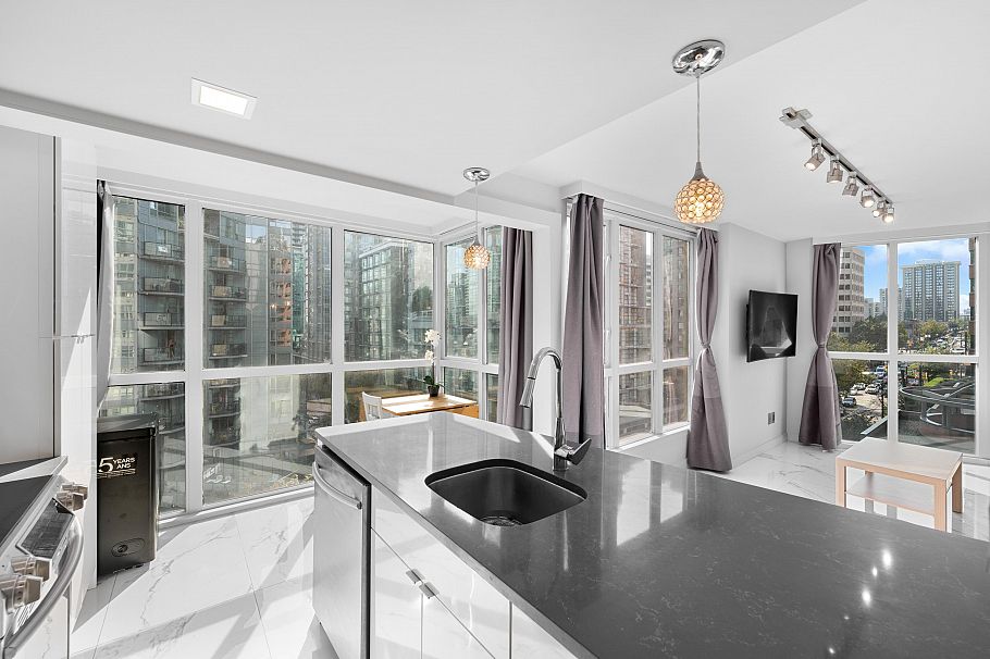 702 1188 Howe Street Vancouver, BC - 2