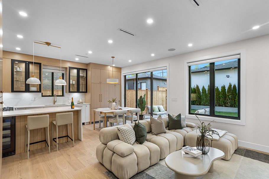 2 165 E 45th Avenue Vancouver, BC - 3