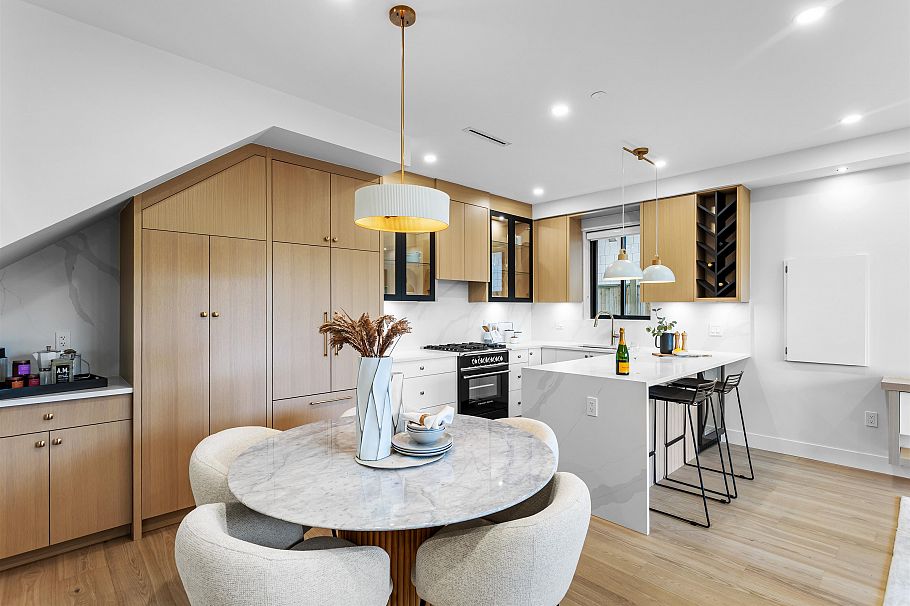 1 165 E 45th Avenue Vancouver, BC - 9