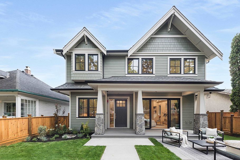 2136 E 10th Avenue Vancouver, BC - 1