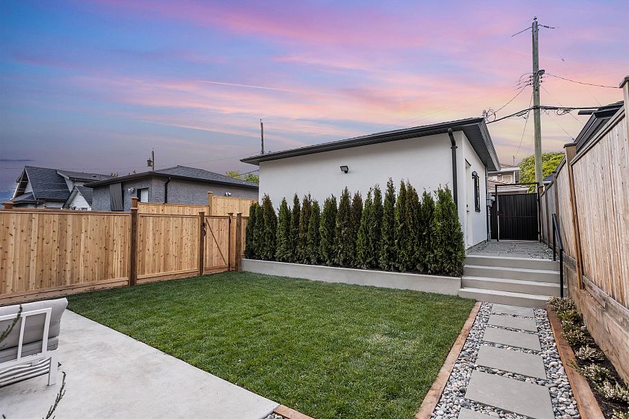 2 165 E 45th Avenue Vancouver, BC - 16