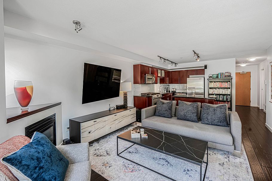 207 122 E 3rd Street North Vancouver, BC - 3