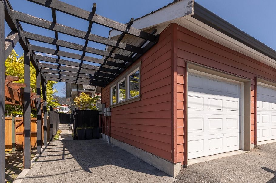 227 E 17 Street North Vancouver, BC - 35