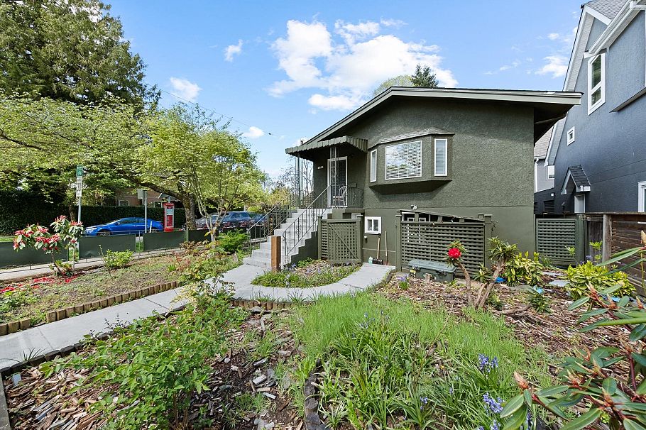 3099 W 6th Avenue Vancouver, BC - 3