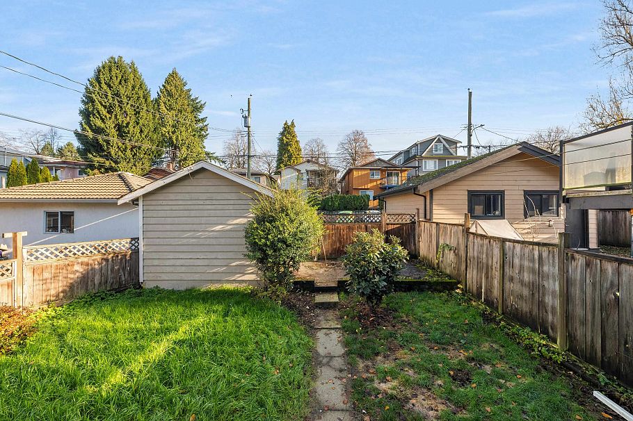 5556 Earles Street Vancouver, BC - 22