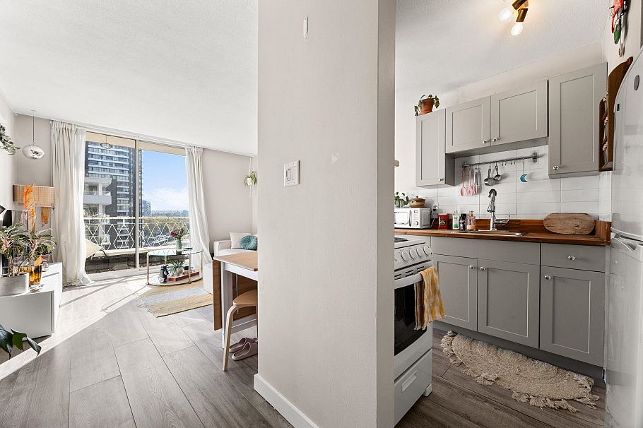 701 1100 Harwood Street Vancouver, BC - 2