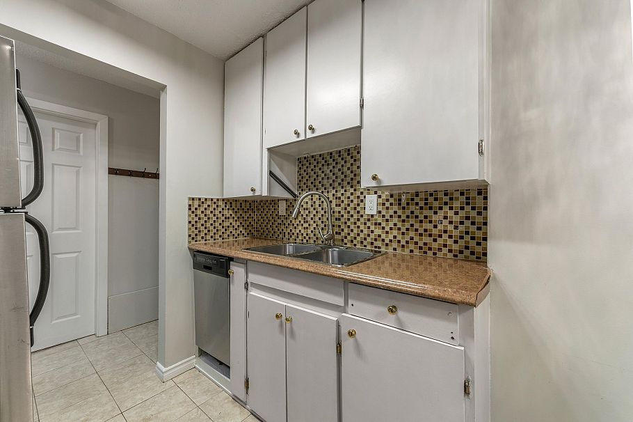 103 2040 Cornwall Avenue Vancouver, BC - 5