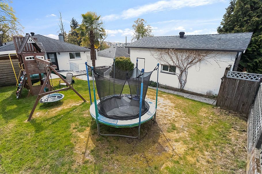 3951 William Street Burnaby, BC - 29
