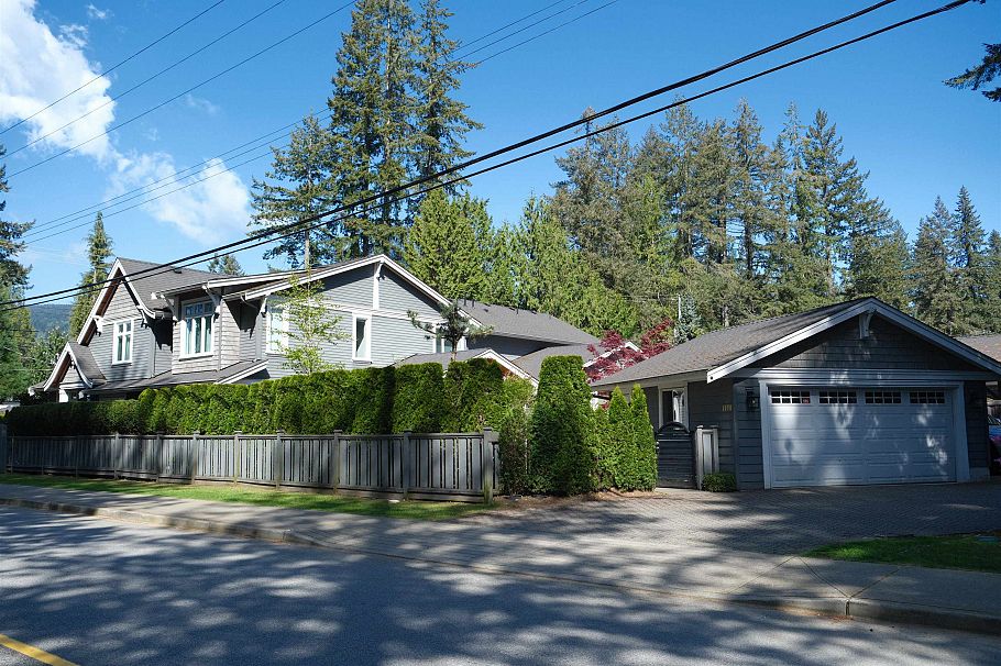 1198 Edgewood Road North Vancouver, BC - 2
