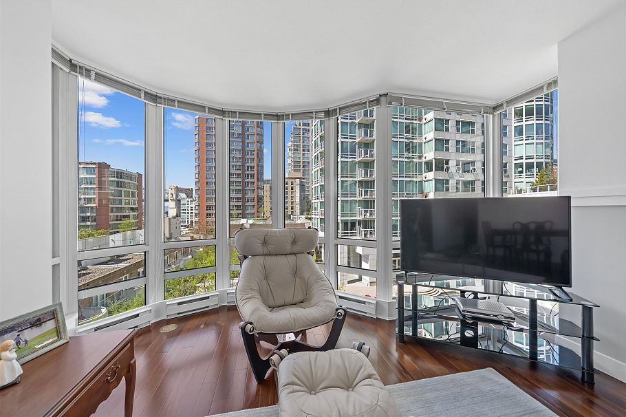 604 1501 Howe Street Vancouver, BC - 4