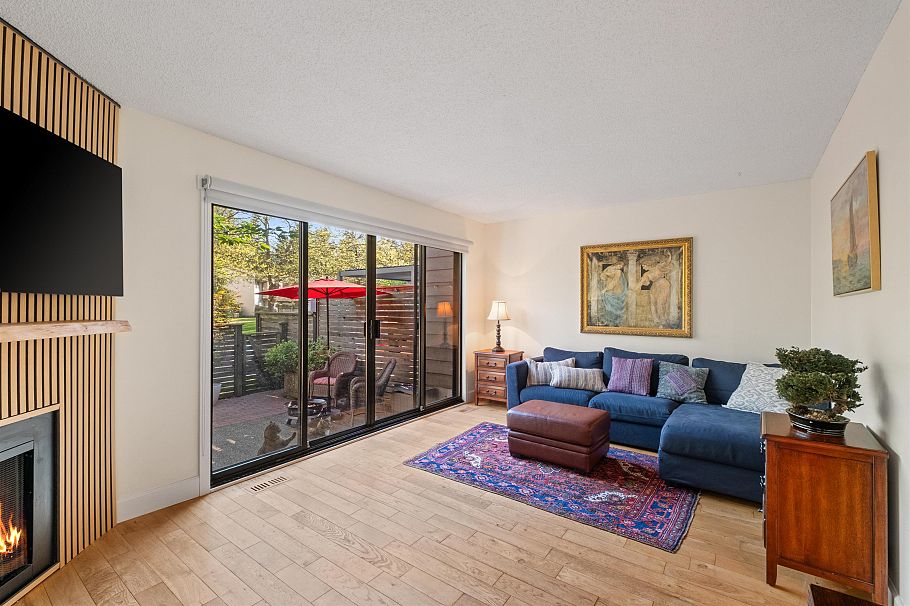 81 1930 Cedar Village Crescent North Vancouver, BC - 3