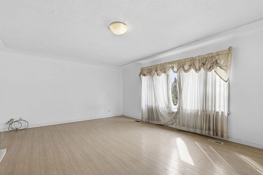 1479 W 57th Avenue Vancouver, BC - 2