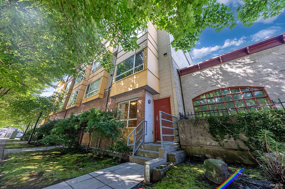 229 E 11th Avenue Vancouver, BC - 1