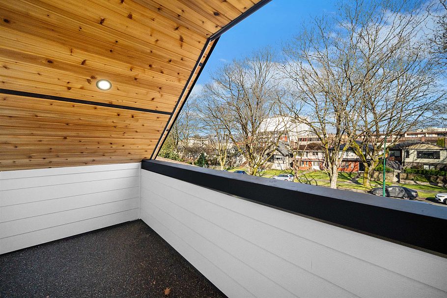 1 3576 E Pender Street Vancouver, BC - 21