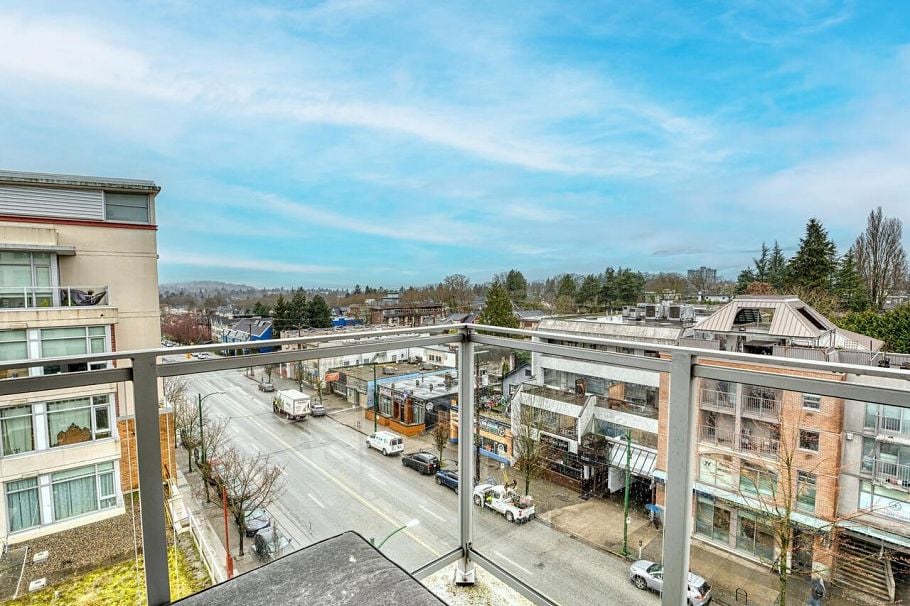 710 2228 W Broadway Vancouver, BC - 1