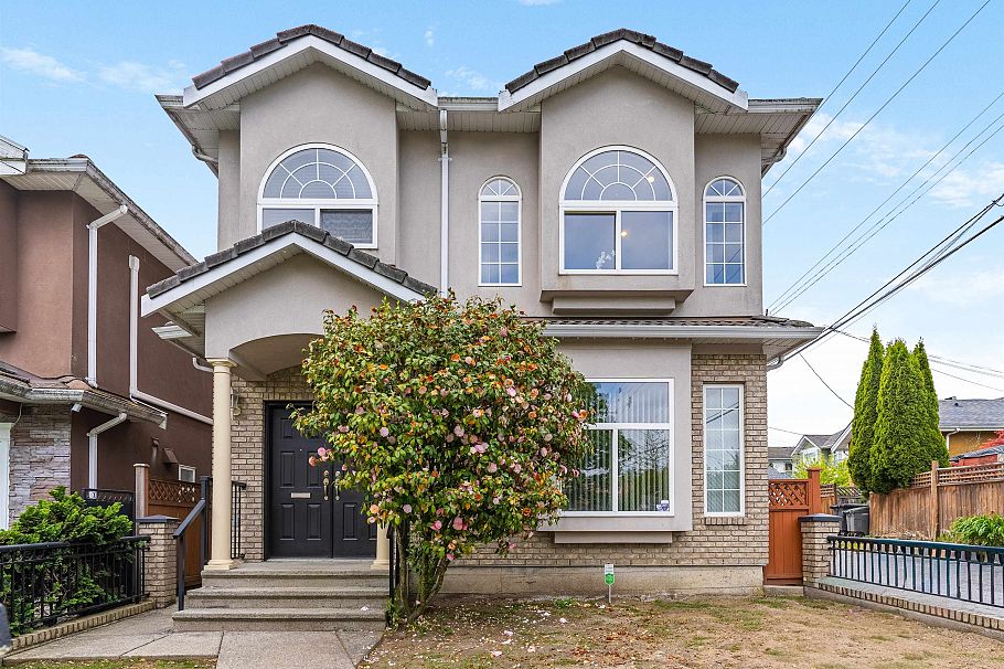 5323 Dumfries Street Vancouver, BC - 1