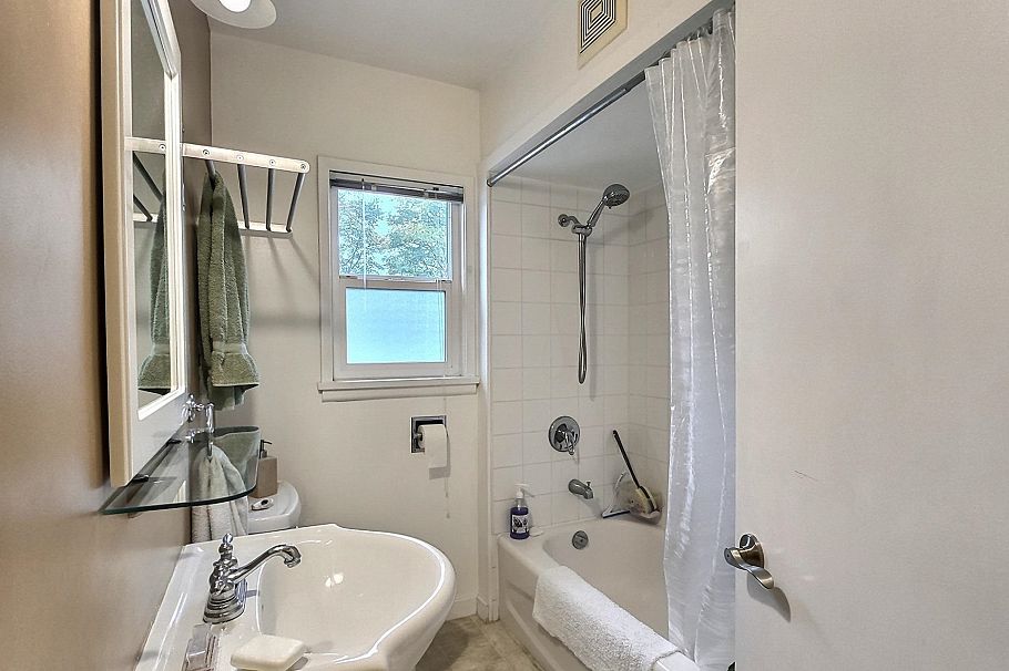 1621 Adanac Street Vancouver, BC - 7