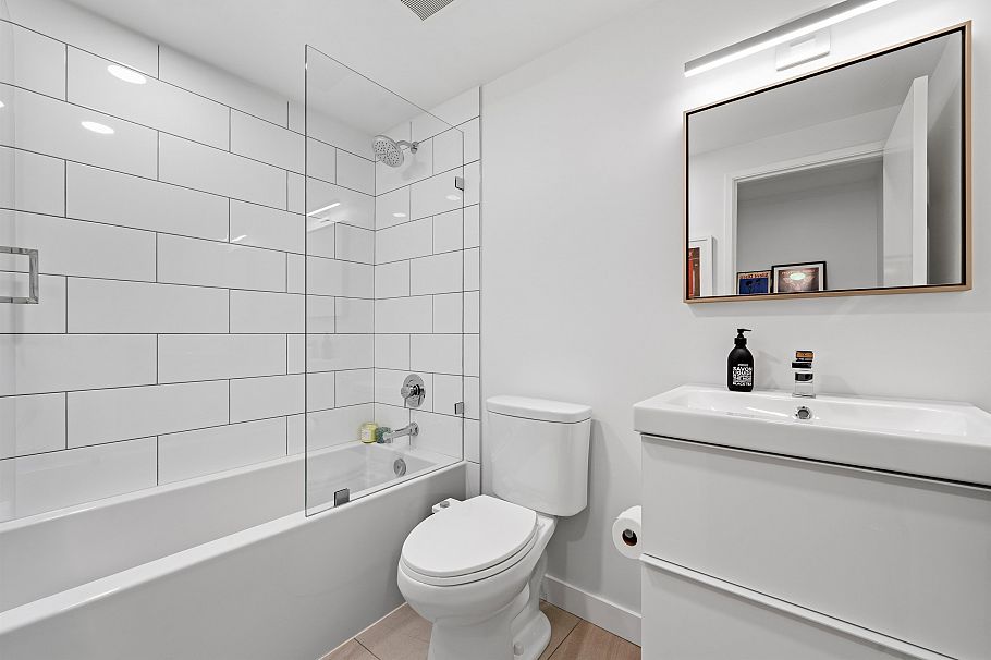 1314 W 7th Avenue Vancouver, BC - 23