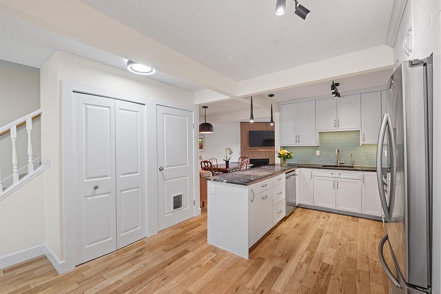 81 1930 Cedar Village Crescent North Vancouver, BC - 12