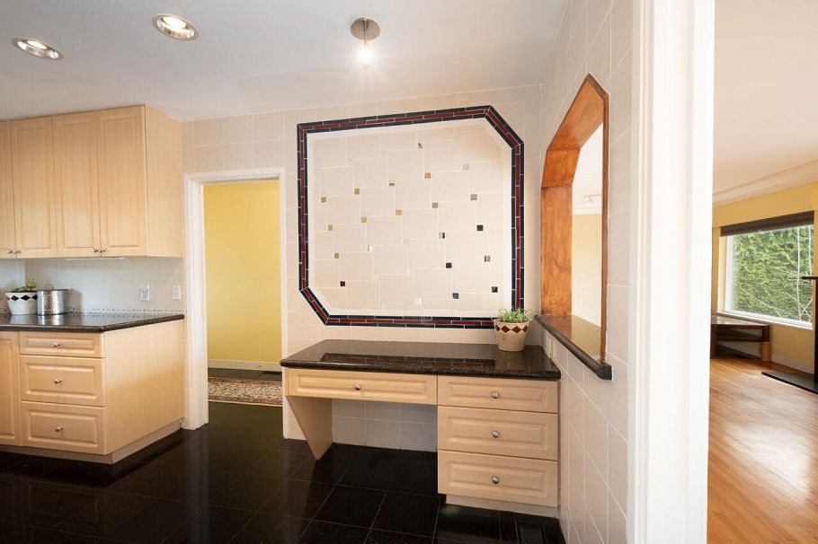 647 Blueridge Avenue North Vancouver, BC - 16