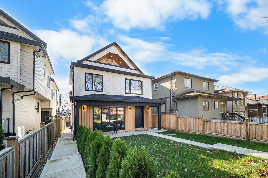 1 3576 E Pender Street Vancouver, BC - 1