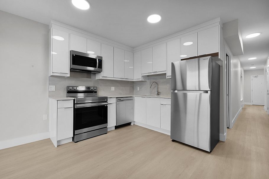 406 3050 KINGSWAY, Vancouver BC V5R 5J7 Vancouver, BC - 1