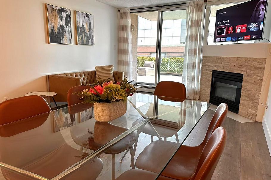 311 555 Abbott Street Vancouver, BC - 4
