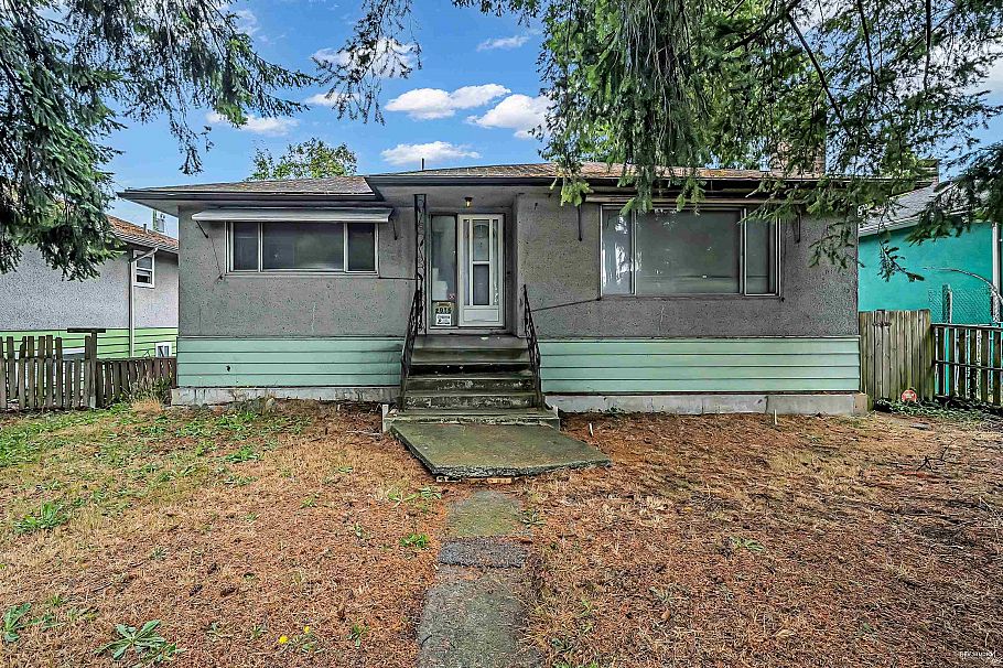 2975 E 41st Avenue Vancouver, BC - 1