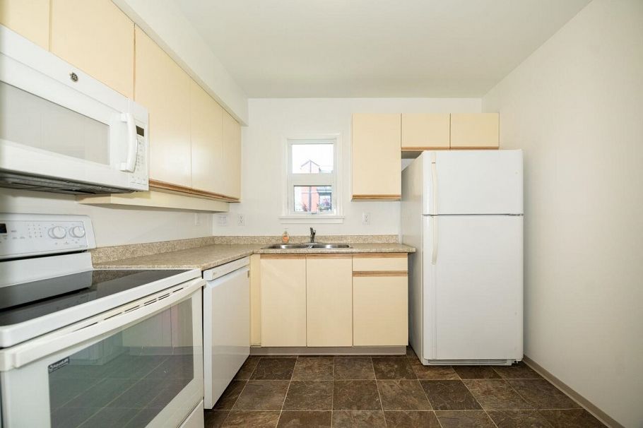 322 121 W 29 Street North Vancouver, BC - 12