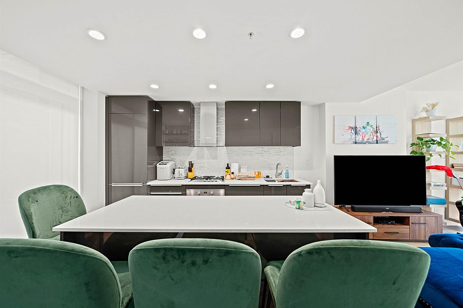 503 1283 Howe Street Vancouver, BC - 2
