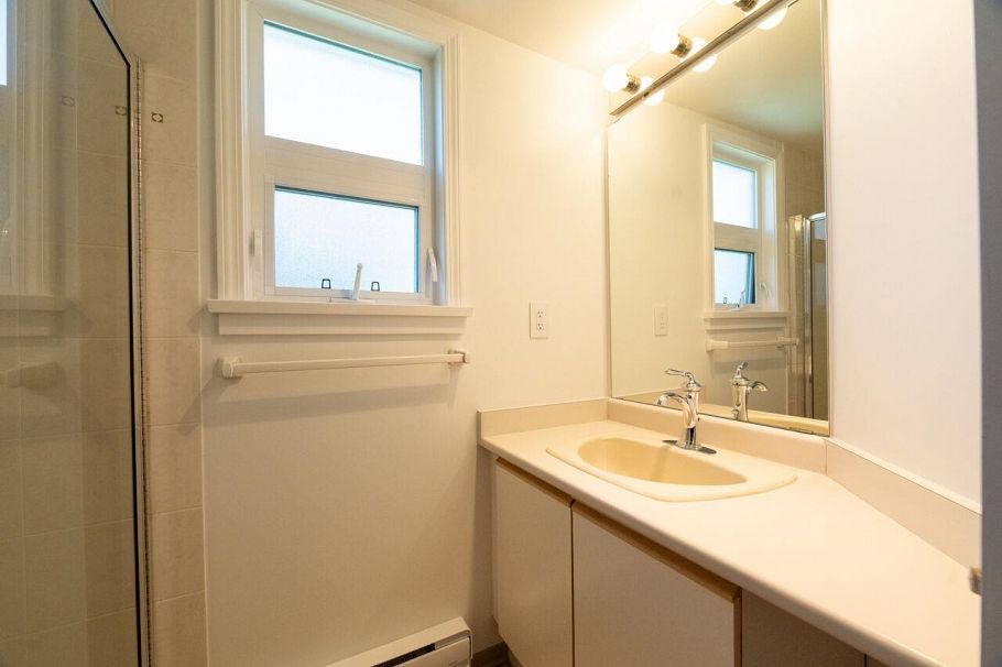 322 121 W 29 Street North Vancouver, BC - 17