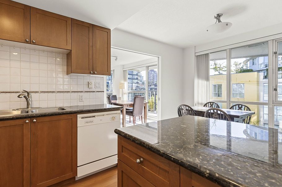 611 1425 W 6th Avenue Vancouver, BC - 23