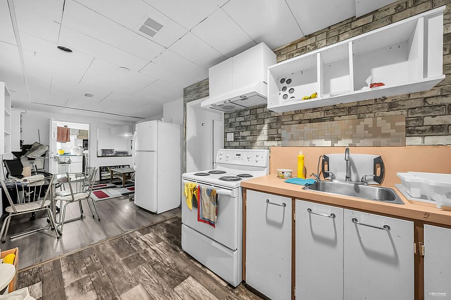 2975 E 41st Avenue Vancouver, BC - 17