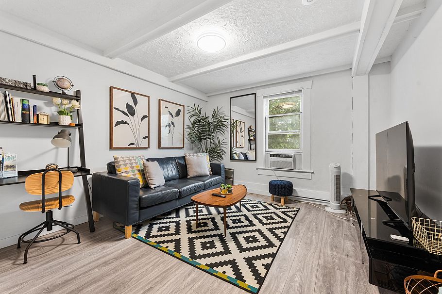 136 W 12th Avenue Vancouver, BC - 1